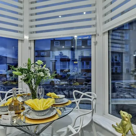 2 Bed Flat - Sleeps 4 - Pets - Parking - Wifi *