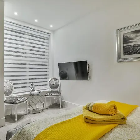 2 Bed Flat - Sleeps 4 - Pets - Parking - Wifi Apartment *