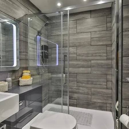 2 Bed Flat - Sleeps 4 - Pets - Parking - Wifi Apartment