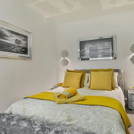 2 Bed Flat - Sleeps 4 - Pets - Parking - Wifi Apartment Scarborough